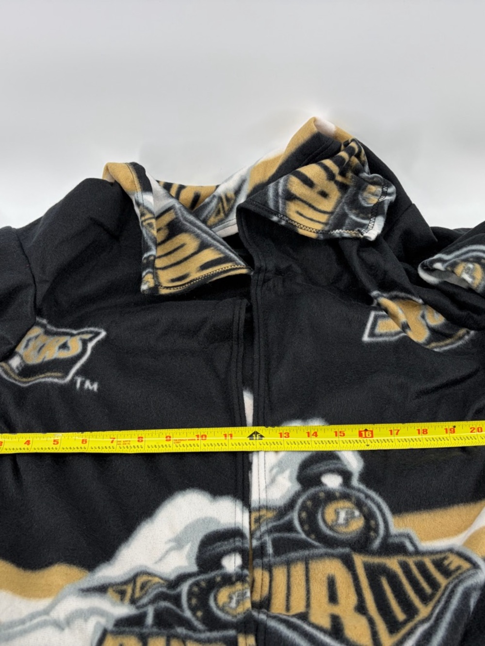 Purdue Boilermakers Northwest Snuggie Blanket Pre-Owned - Picture 6 of 7